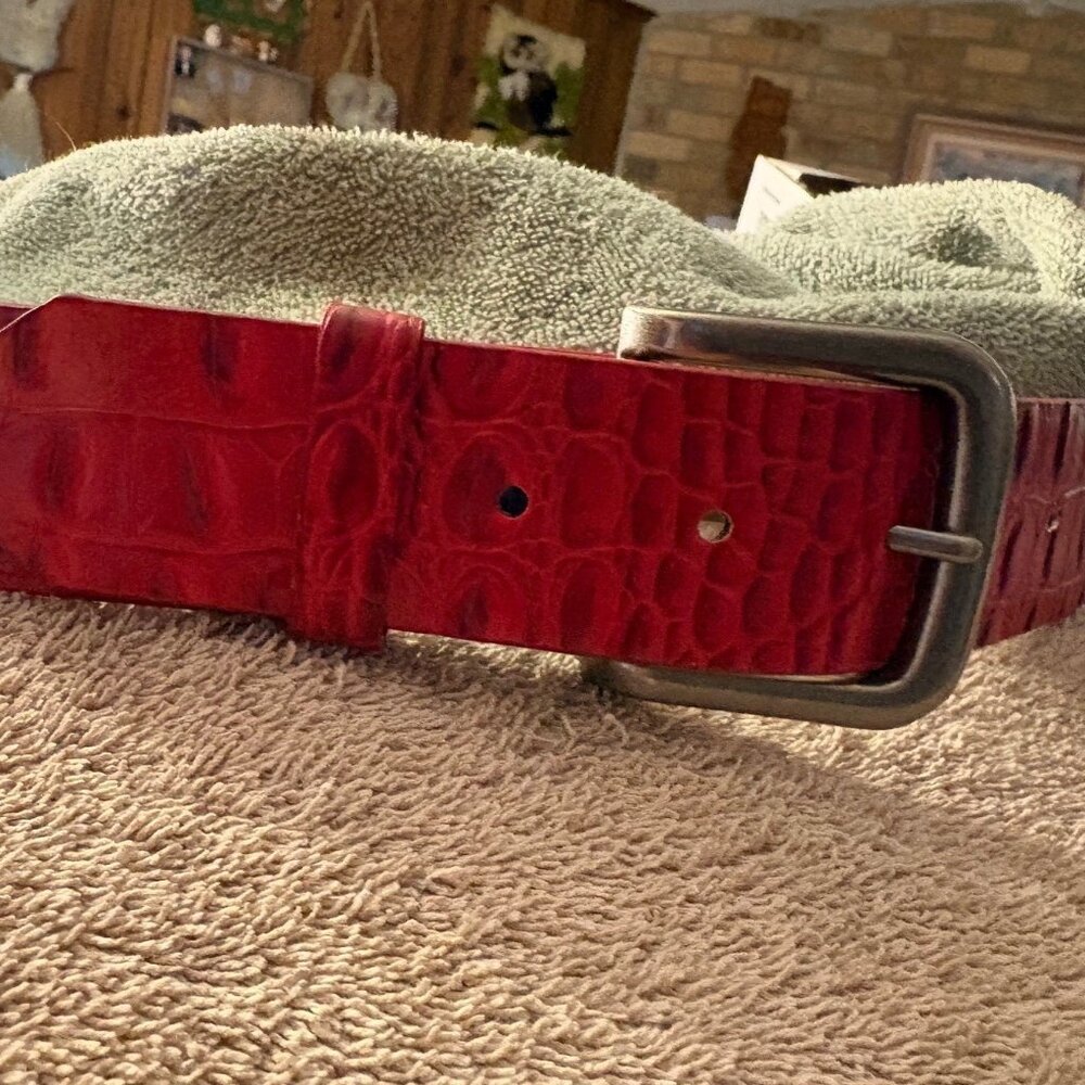 NWOT NoBrand RED faux crocodile grained belt S/M-32" 1.5"wide #3778 CHINA silver